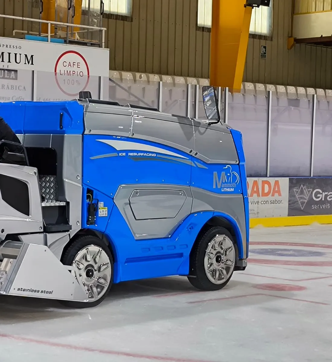 Alisadora de hielo WM Mammoth Lithium en la pista de hielo de Puigcerdà