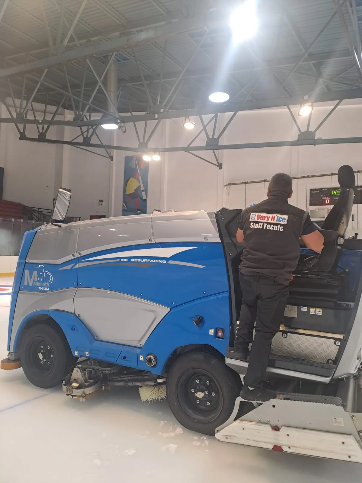 Técnico de Very N'Ice subiendo a una alisadora de hielo WM Mammoth Lithium en el Palau de Gel d'Andorra